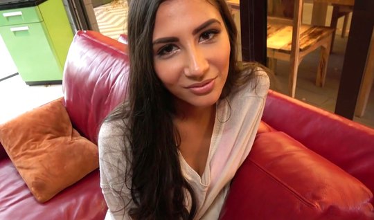 Брюнетка показала парню сиськи и раздвинула ноги для съемки домашнего порно