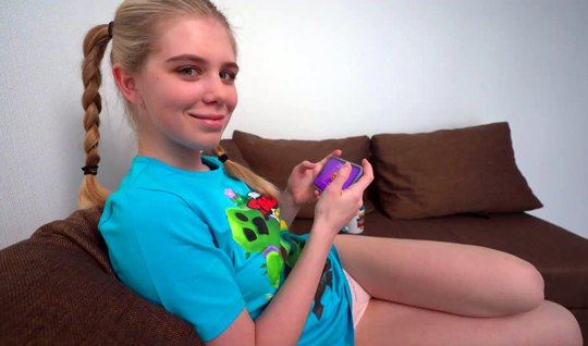 Русская сводная сестра подставила гладкую киску ради удовольствия