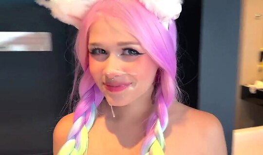 В видео от первого лица яркая девица получает мощный камшот на лицо