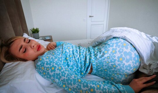 Мамка сдвинула трусики, чтобы помочь пасынку расслабиться