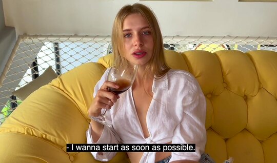 Пьяная русская девушка готова подставить задницу для анала