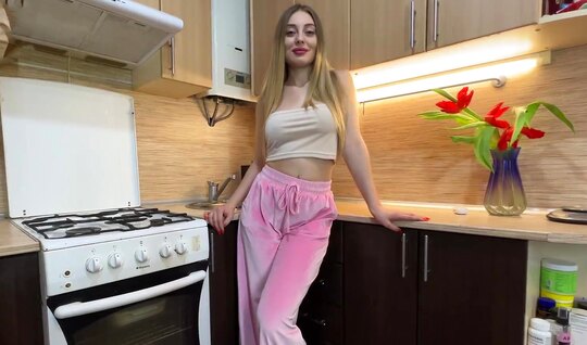 Русская блондинка всегда готова попробовать сладкий член