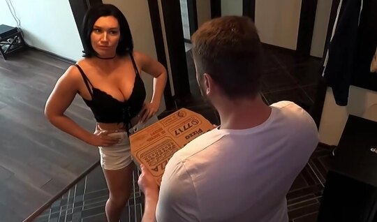 Мамка решила натурой расплатиться с доставщиком пиццы