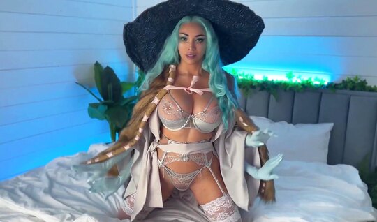 Сексуальная девица в чулках эротично раздвинула ноги