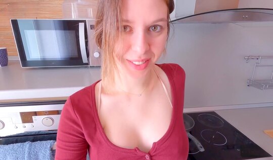 Русская девушка и сиськи показала и на секс согласилась