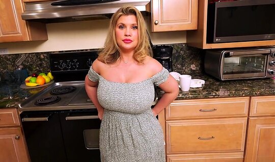 Мамка с большими дойками всегда готова пососать пасынку