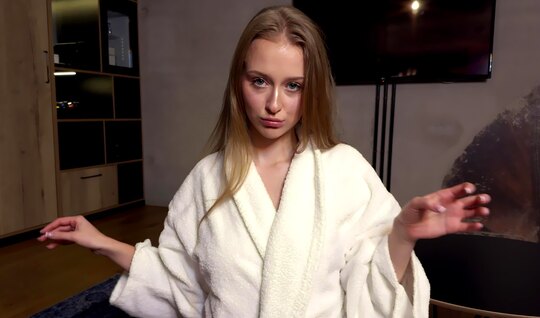 В домашнем порно девушка активно сосет своему избраннику