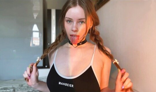 Молодая девица с косичками сладким минетом порадовала друга