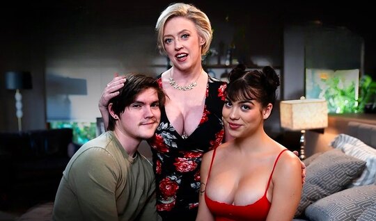 Молодая парочка соглашается потрахаться под руководством мамки