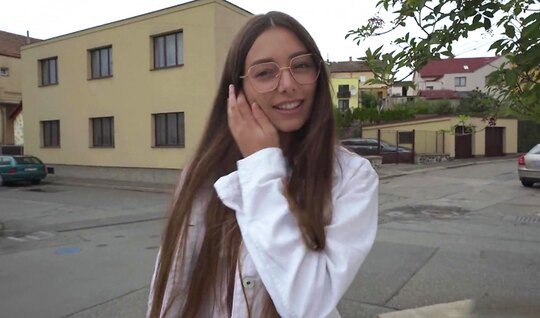 Молодая скромница решилась попробовать член пикапера