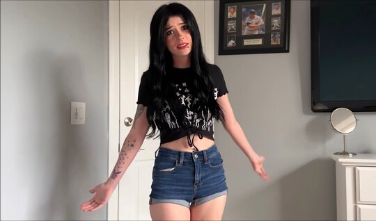 Брюнетка пришла к приятелю ради кайфа в домашнем порно