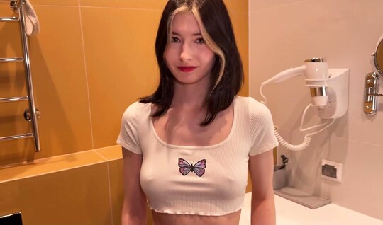 Молодая сучка сосет своему парню в ванной комнате