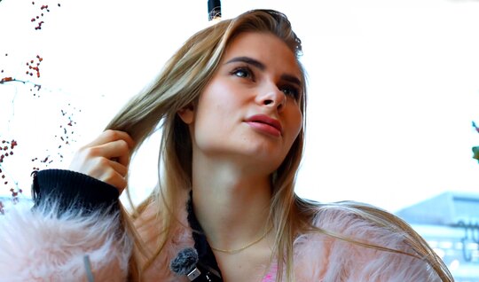 Светловолосая телочка киску показала на порно кастинге