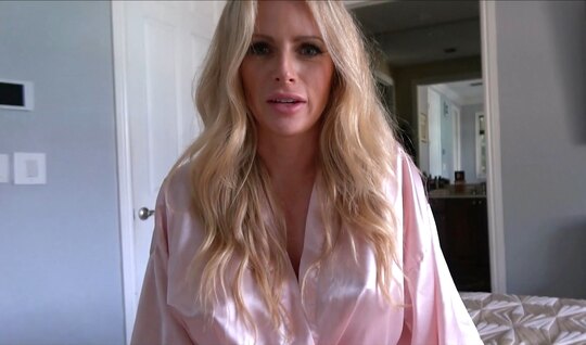 Блондинка сиськи показала а парень ей секс предложил