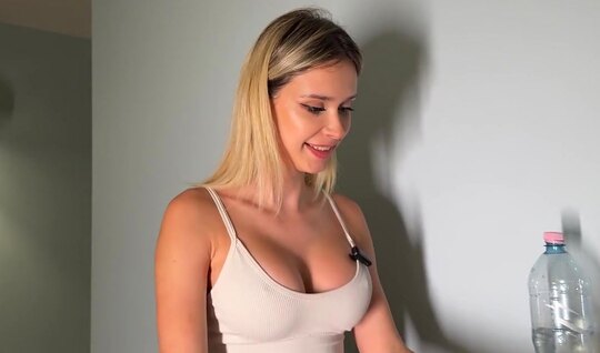 Спортивная русская телочка снимает лосины ради удовольствия