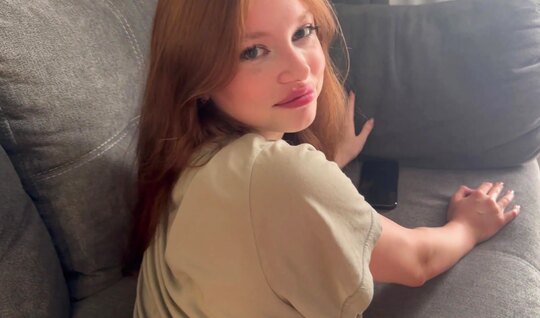 Угостил рыженькую членом а она крутой минет сделала