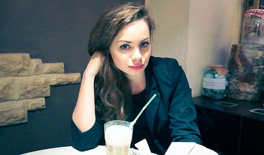 Подцепил русскую сучку в кафе и сразу пригласил трахаться