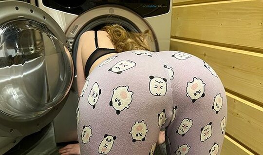 Жопастая русская цыпочка очень любит трахаться раком