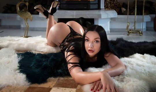 Сексуальная девушка с шикарной попкой кайфует от анала