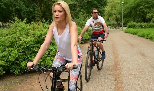 Пикап молодой блондинки в парке завершается страстным сексом на полу...