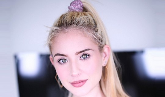 Молоденькая красотка стоя на коленях облизывает член и делает королевский минет