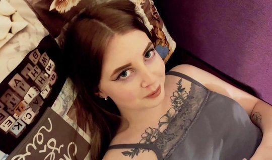 Татуированная развратница на члене скачет и кончает во время домашнего порно