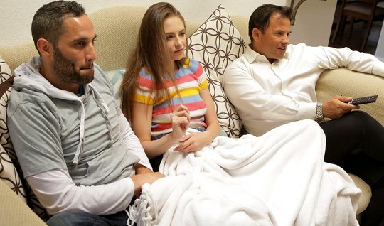 Худая подружка на ночь глядя занимается сексом с другом у себя же дома