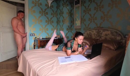 В домашнем видео похотливый сосед всунул член молодой девке