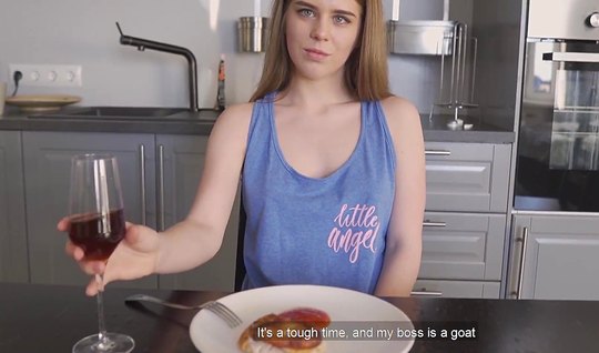 Пригласил русскую милашку на ужин и крепким членом ее угостил